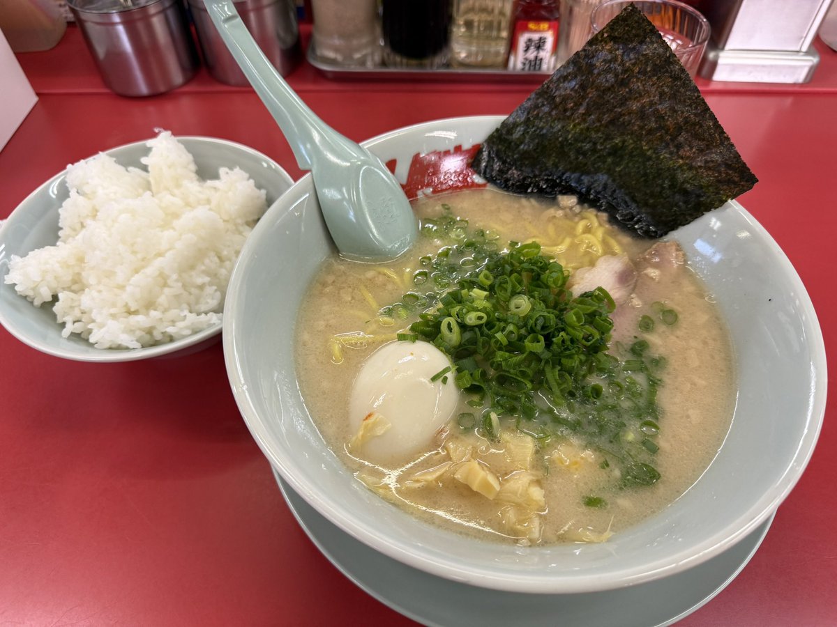 愛知のラーメン屋vol,51
山岡家 名古屋宝神店
プレミアム塩とんこつラーメン ¥950
5/22
うっすら獣臭があるが優しめのスープ
麺は黄色いやつ
ニンニクはサジ2杯くらいなら掻き消さない感じ
美味かった