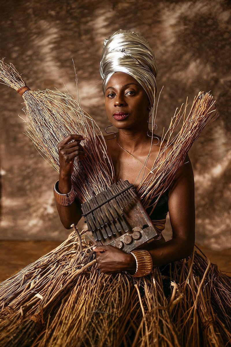 mwenjemathole's tweet image. Appreciating the beauty of originality, the beauty of Africa! @Hope Masike
Dada nedzinza rako, chimiro chako nedzinza rako
Pembedza rurimi pwere dzigoyemura (The late Dr Oliver Mtukudzi)
#ZvinhuZveseZvichanaka
#Z³