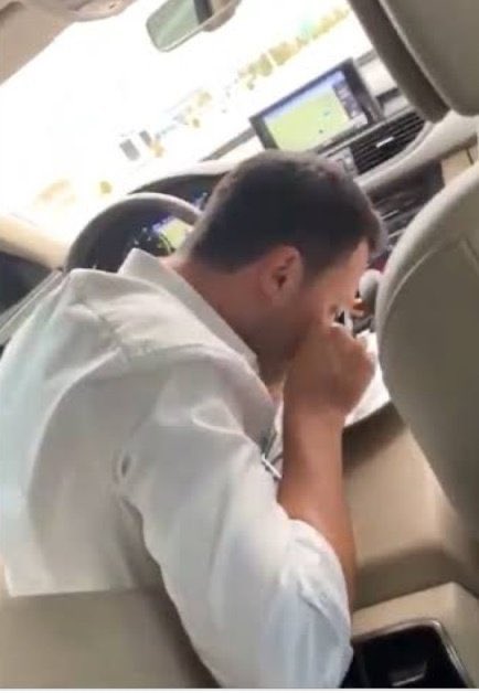 ak genclik pudra sekeri cekerken