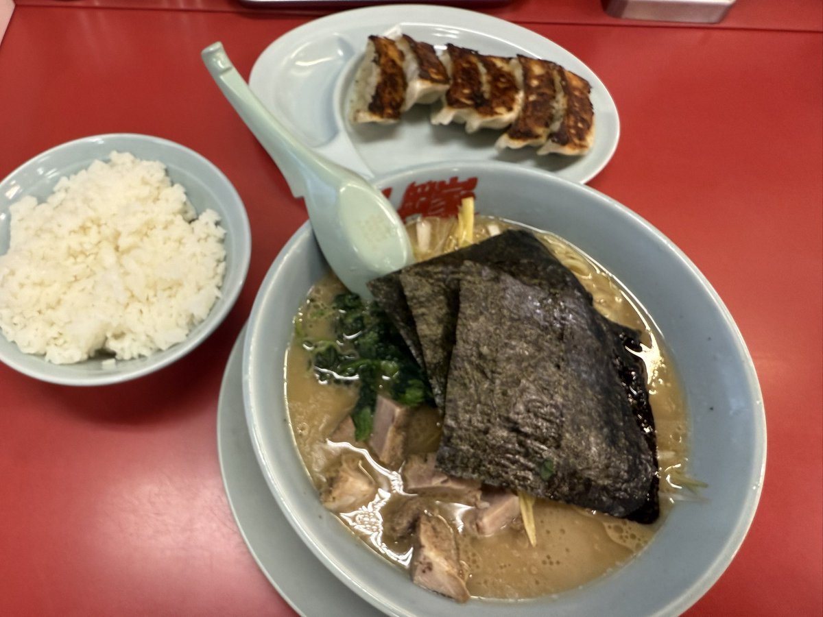 愛知のラーメン屋vol,52
山岡家 名古屋宝神店
醤油ネギラーメン ¥840
5/26
ネットでおすすめ１位のメニュー
クーポンで無料の餃子と
美味い