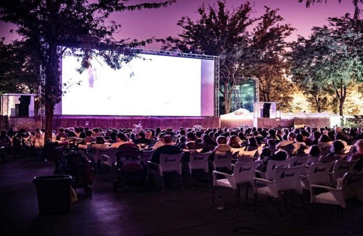 Veranos de la Villa (@veranosvilla) on Twitter photo 🎦 ¡Vuelve Cine Caliente 🔥 a #VeranosdelaVilla! Por quinto año consecutivo podréis disfrutar de este proyecto comisariado por <a href="/lajuangallery/">lajuangallery</a>, donde convertimos el cine al aire libre en toda una experiencia performática y gamberra.
Abrimos hilo 🧵⬇️ 🎦 ¡Vuelve Cine Caliente 🔥 a #VeranosdelaVilla! Por quinto año consecutivo podréis disfrutar de este proyecto comisariado por <a href="/lajuangallery/">lajuangallery</a>, donde convertimos el cine al aire libre en toda una experiencia performática y gamberra.
Abrimos hilo 🧵⬇️