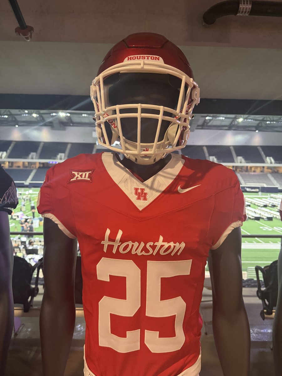Houston’s new football jersey on display at Big12 Media Days.🐾🔥