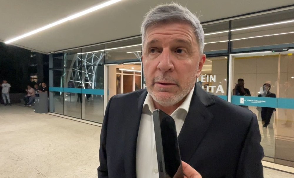 Sport890's tweet photo. “A los dirigentes nos eligen para administrar clubes no violentos. No podemos pararnos en la puerta y decir vos entras y vos no. No somos buchones de la policía”

🎙️ Dr. Alejandro Balbi en #UstedQueOpina
🔴 https://t.co/h54TuYS0aK https://t.co/P0OxqgCYsY