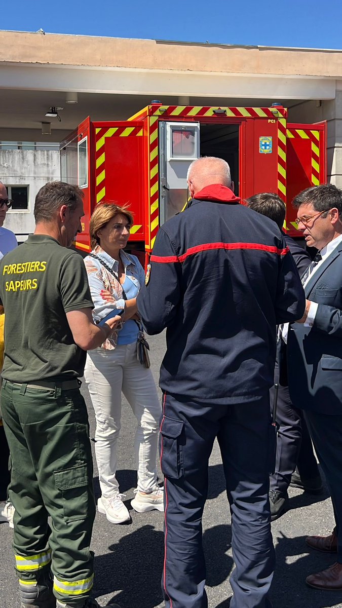 Martine Vassal (@martinevassal) on Twitter photo 🔴 Avec le <a href="/Prefet13/">Préfet de la région Provence-Alpes-Côte d'Azur</a> au poste de commandement des pompiers pour suivre de près l’incendie aux portes de Marseille.
Nos <a href="/Pompiers_13/">Pompiers13</a>, Forestiers Sapeurs et Marins Pompiers sont mobilisés avec un important dispositif aérien (5 Canadair, 2 Dash, 1 Puma) pour lutter contre les 🔴 Avec le <a href="/Prefet13/">Préfet de la région Provence-Alpes-Côte d'Azur</a> au poste de commandement des pompiers pour suivre de près l’incendie aux portes de Marseille.
Nos <a href="/Pompiers_13/">Pompiers13</a>, Forestiers Sapeurs et Marins Pompiers sont mobilisés avec un important dispositif aérien (5 Canadair, 2 Dash, 1 Puma) pour lutter contre les