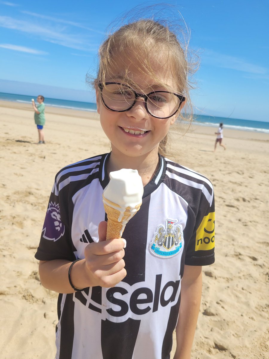 A huge thank you to Year 5 for taking me to Brid Big Sing today. I've had the best day! 

Singing, sand, sea and ice cream  🍦 ☀️ 🌊 

What a beautiful day!
<a href="/BoothferryPS/">Boothferry Primary #weareBoothferry</a> <a href="/MrsEmmerson/">Mrs Emmerson</a> <a href="/MissMartinson1/">Miss Martinson</a>