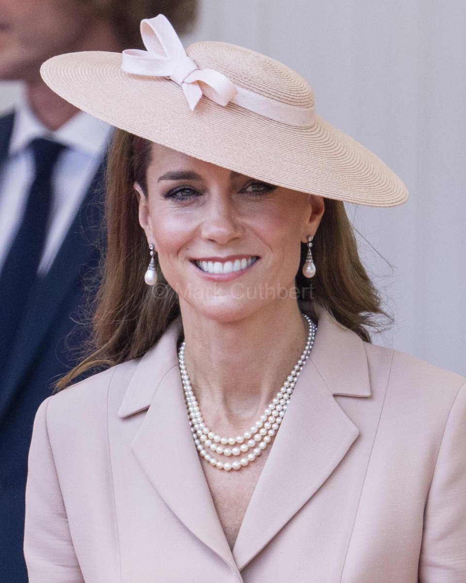 Prince William, Prince of Wales &amp; Catherine, Princess of Wales during the formal welcome at the Royal Dais in Windsor for the start of the French State Visit. #KateMiddleton #Royals #statevisitfrance #PrincessOfWales #princesskate