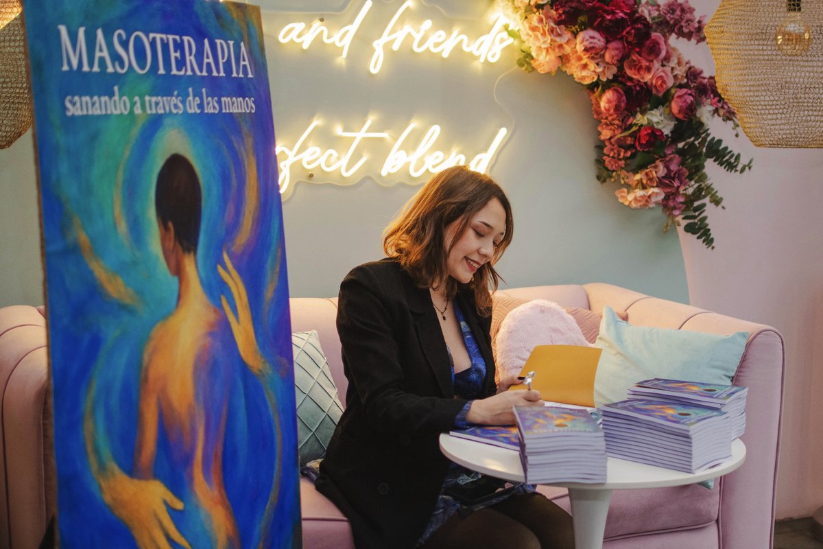 Constanza Gacitúa presentó con éxito su libro "Sanando a través de las manos" en Talca
Constanza Gacitúa presentó su primer libro, "Sanando a través de las manos", frente a una audiencia conformada por más de 50 mujeres emprendedoras de la región del Maule.