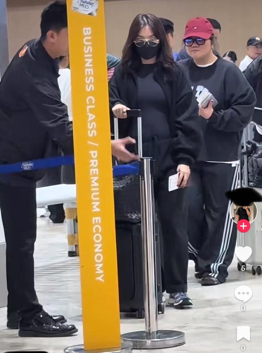 waleykeykey's tweet photo. JUST IN: Kathryn Bernardo and rumored boyfriend Mayor Mark Alcala Spotted on their way to Australia. 👀@AltIndayBadiday @auntieselina_ @KafosoMo https://t.co/jvKSOfv6fP