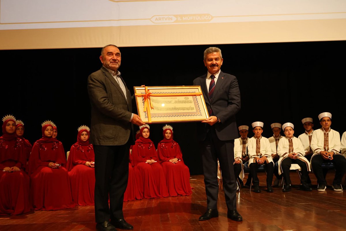 Artvin İl Müftülüğümüze bağlı Merkez Hafızlık Kur’an Kurslarında eğitimlerini başarıyla tamamlayan öğrencilerimizin 2025 Yılı Hafızlık İcazet Merasimi’ne katıldık.

Nihat Gökyiğit Kongre ve Kültür Merkezi’nde organize edilen merasim; Artvin Valisi Dr. Ergün Turan, Artvin Çoruh