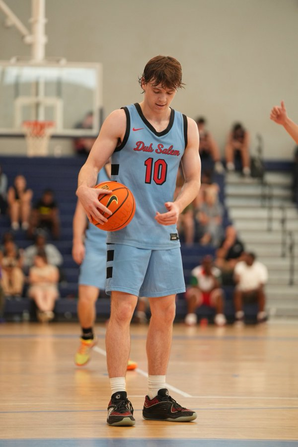 KNOCKDOWN SHOOTER  | Owen Calvert put on a show at #BIGSHOTS #CharlestonJam for Dub Salem finishing with 37 points in final outing — a strong bucket-getter who fills the stat sheet!
The 6’1” 2026 G out of Calvary Day (NC) averaged 23 PPG this past season, leading NCISAA 3A in