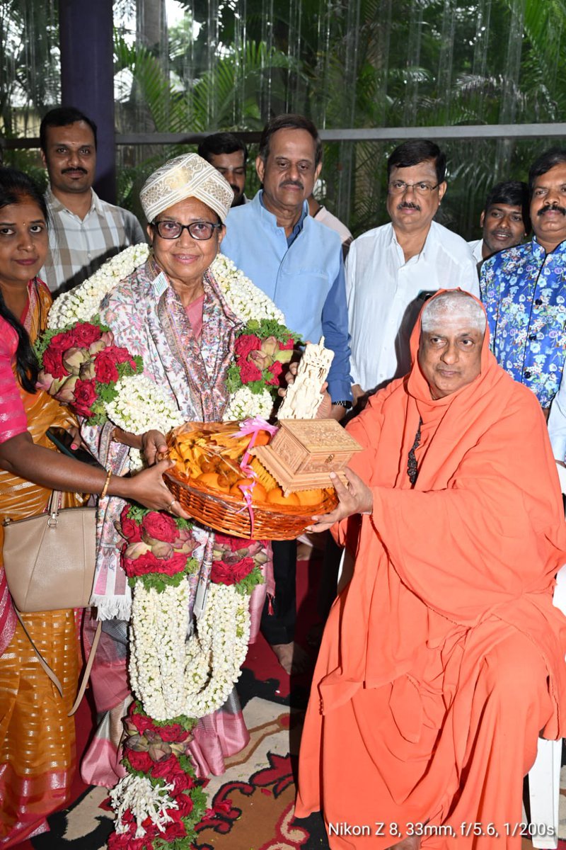 banu mushtaq (@banumushtaq) on Twitter photo A Moment of Deep Gratitude
It was an immense honor to meet Jagadguru Sri Shivarathri Deshikendra Mahaswamiji at Suttur, Karnataka.
His blessings and kind felicitation - recognizing my humble contribution to Kannada literature on the global stage have left me deeply humbled. A Moment of Deep Gratitude
It was an immense honor to meet Jagadguru Sri Shivarathri Deshikendra Mahaswamiji at Suttur, Karnataka.
His blessings and kind felicitation - recognizing my humble contribution to Kannada literature on the global stage have left me deeply humbled.