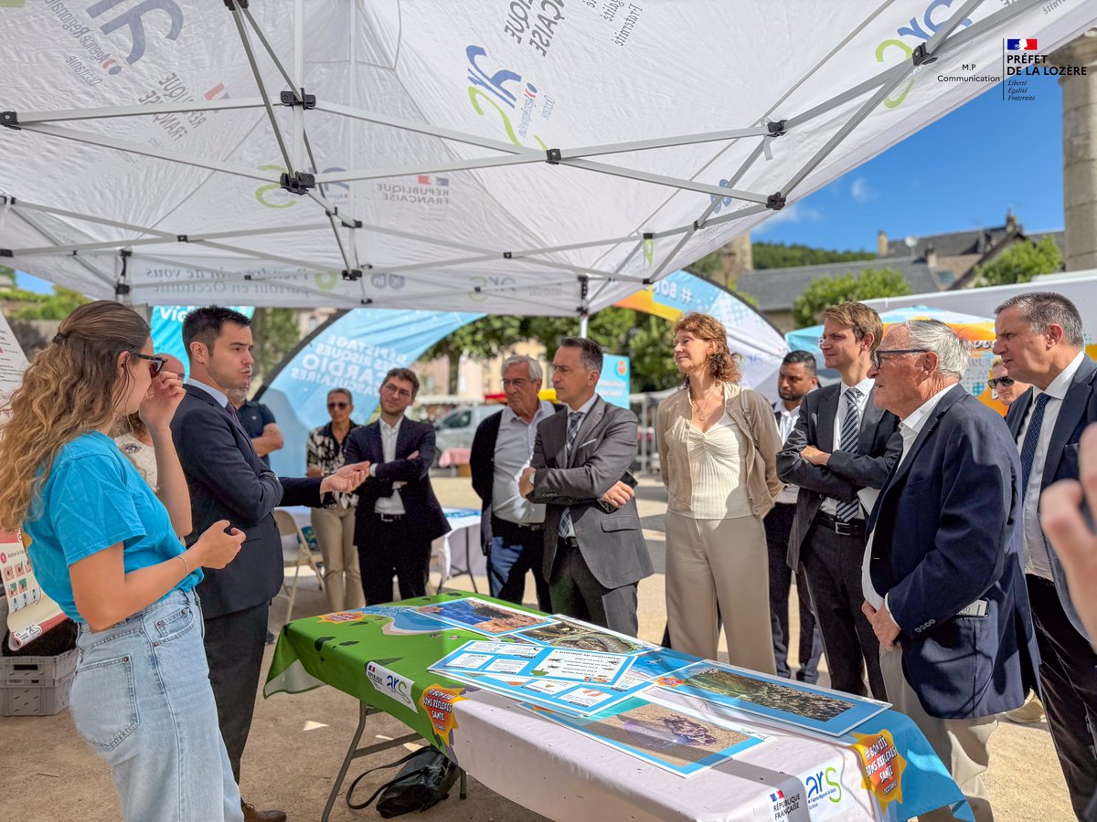 Prefet_48's tweet image. ☀️ Ce mardi 8 juillet, le marché de La Canourgue accueillait le lancement régional de la tournée estivale « Bon été, bons réflexes » de l’Agence régionale de santé.
Cette opération de prévention vise à rappeler à chacun les gestes simples pour profiter de l’été en toute sécurité…