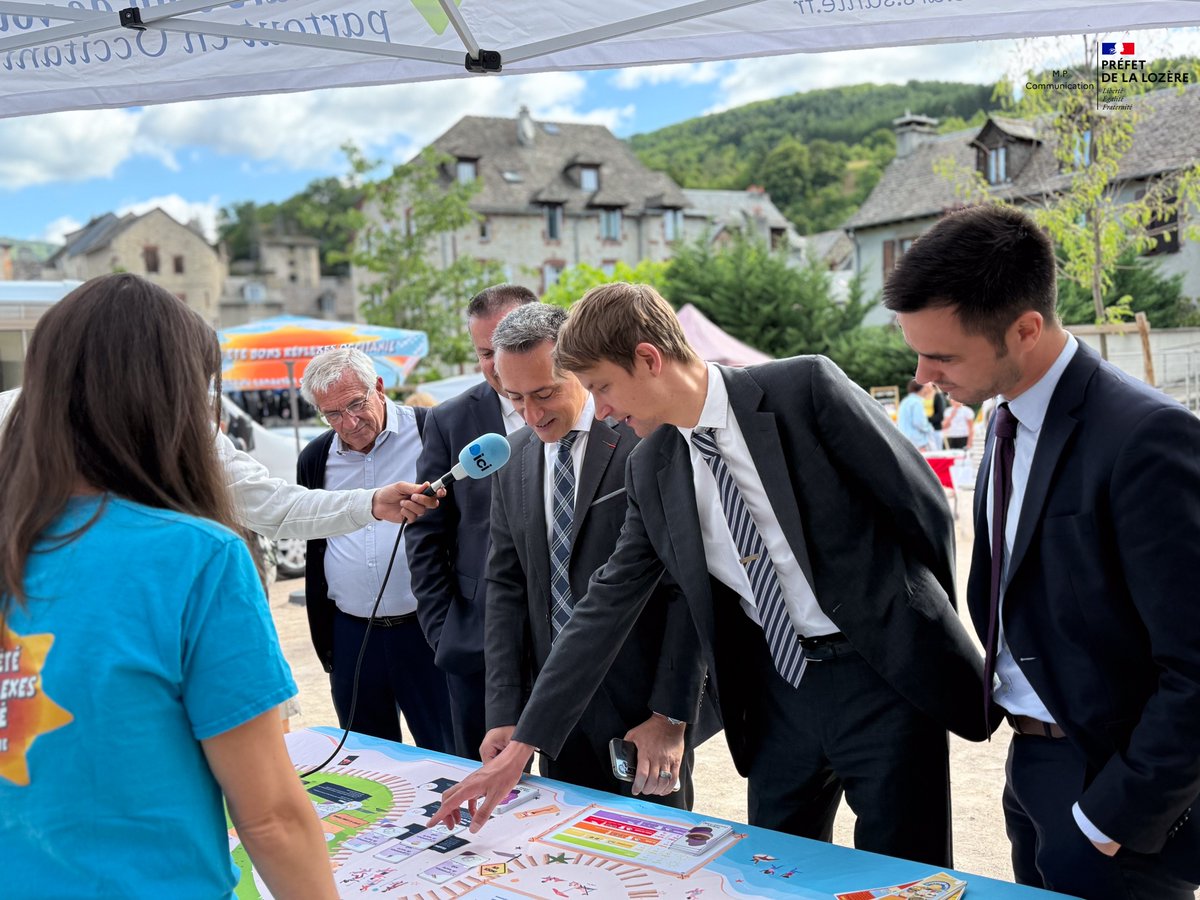 Prefet_48's tweet image. ☀️ Ce mardi 8 juillet, le marché de La Canourgue accueillait le lancement régional de la tournée estivale « Bon été, bons réflexes » de l’Agence régionale de santé.
Cette opération de prévention vise à rappeler à chacun les gestes simples pour profiter de l’été en toute sécurité…