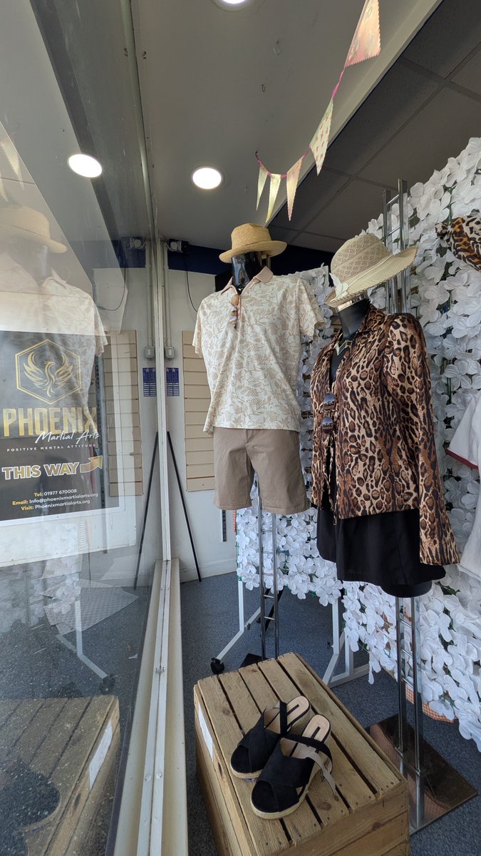 ncpontefract's tweet image. Some of our students had a fantastic work experience at The Prince of Wales Hospice, exploring areas like Wellbeing, Marketing & Retail. Those with an interest in textiles and design put their skills to use by creating fabulous window displays for the charity shops! 🧵🛍️