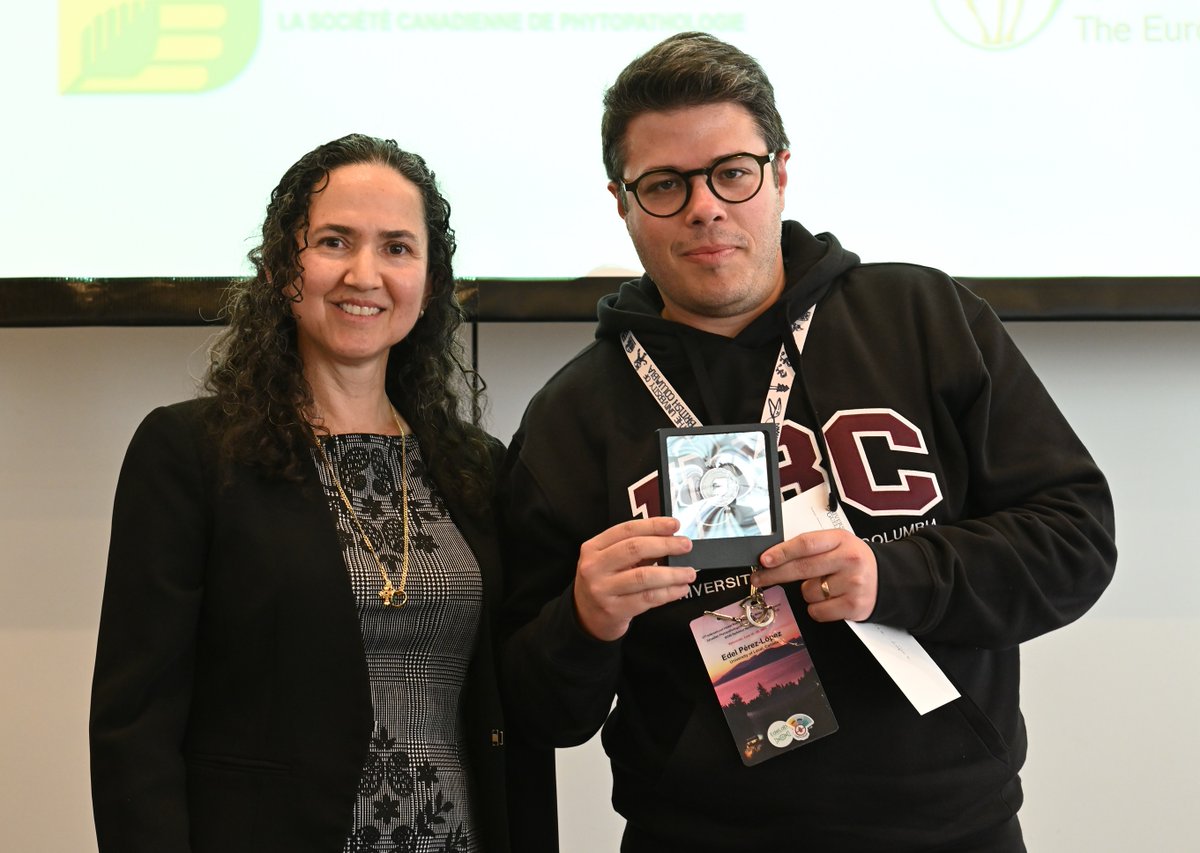 CPS (@phytopathca) on Twitter photo Dr. Edel Pérez-López accepting the Outstanding Young Scientist Award from CPS President Dr. Maria Antonia Henriquez.
Photo credit: Dmytro Yevtushenko
#CPS2025 #Phytopathology <a href="/universitelaval/">Université Laval</a> Dr. Edel Pérez-López accepting the Outstanding Young Scientist Award from CPS President Dr. Maria Antonia Henriquez.
Photo credit: Dmytro Yevtushenko
#CPS2025 #Phytopathology <a href="/universitelaval/">Université Laval</a>