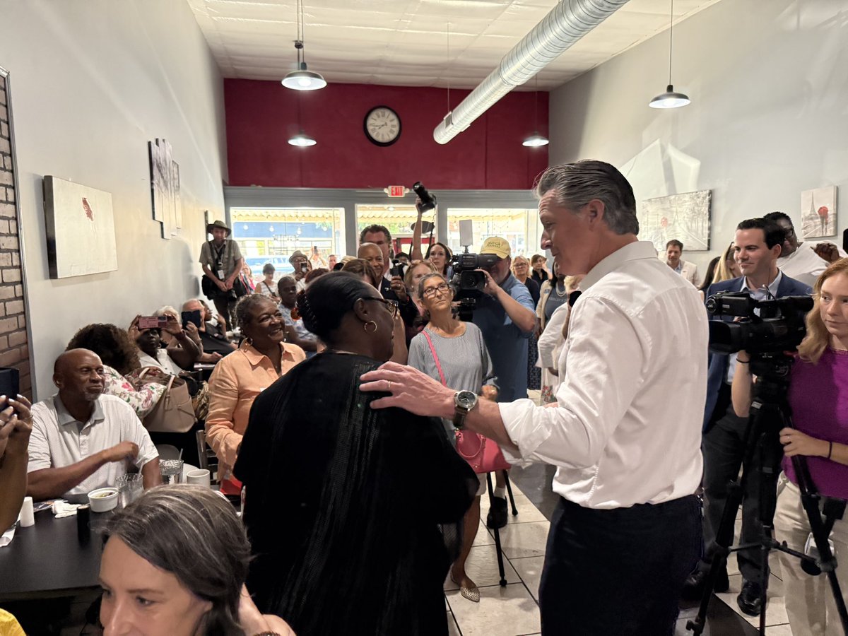 MaeveReston's tweet image. California Gov Gavin Newsom touches down in Florence, South Carolina for a rural tour to talk Medicaid cuts & disaster relief. But first coffee at LilJazzi’s…