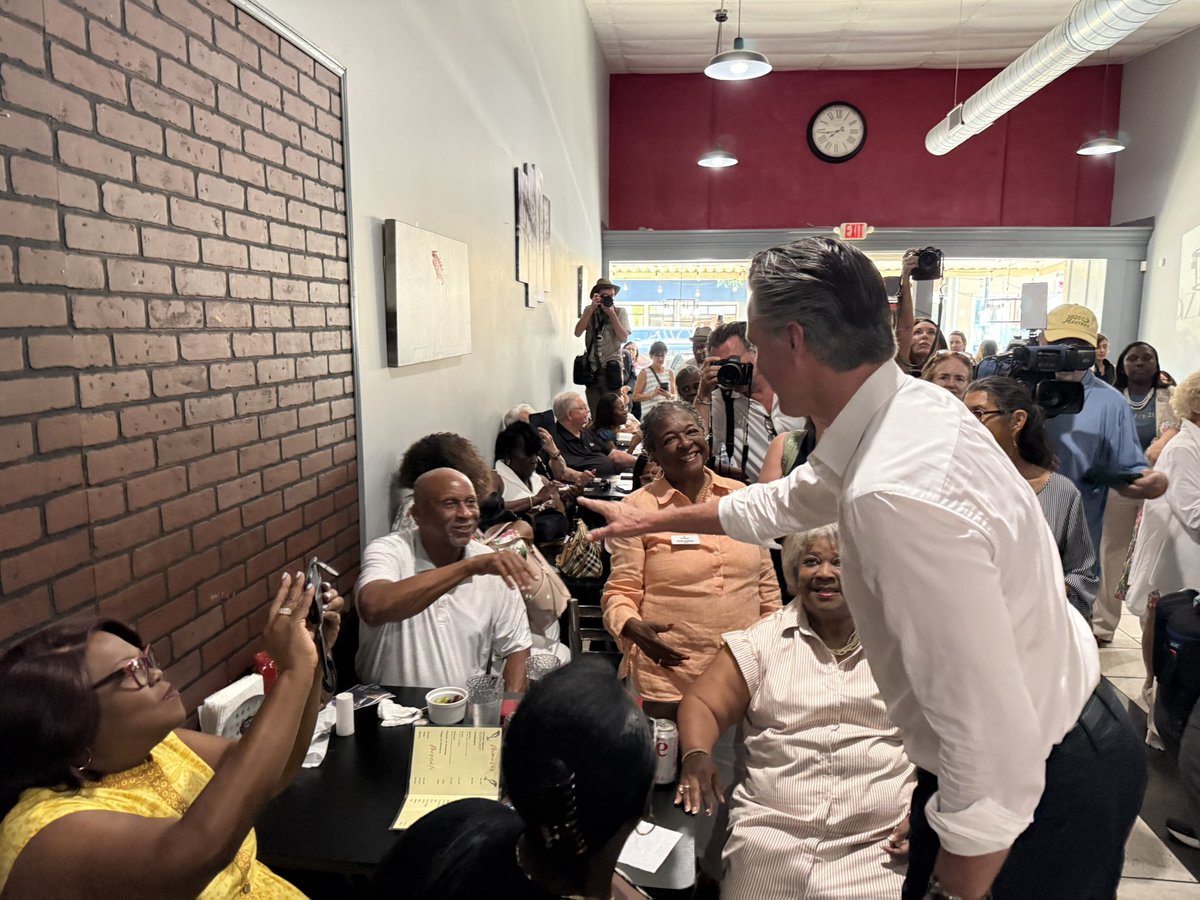 MaeveReston's tweet image. California Gov Gavin Newsom touches down in Florence, South Carolina for a rural tour to talk Medicaid cuts & disaster relief. But first coffee at LilJazzi’s…