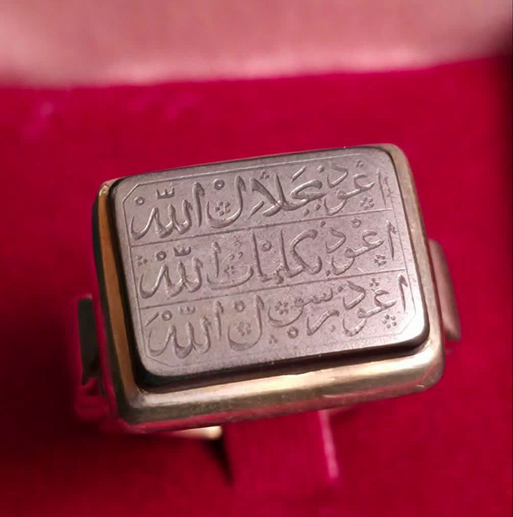 یک انگشتر، تنها یک انگشتر نیست.  
این یادگاری از دستِ گرم شهید حاجی‌زاده است، که حالا بر دست سردار موسوی می‌درخشد.