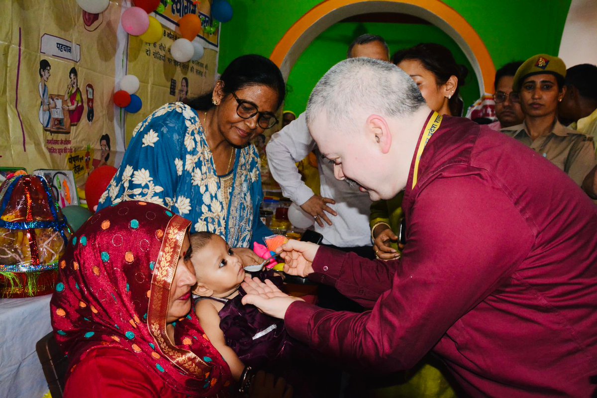 प्रमुख सचिव, आयुष तथा खाद्य सुरक्षा एवं औषधि प्रशासन, उत्तर प्रदेश शासन एवं जनपद नोडल अधिकारी श्री रंजन कुमार ने ग्राम बसी में जन चौपाल लगाकर  ग्रामीणों की समस्याएं सुनीं।