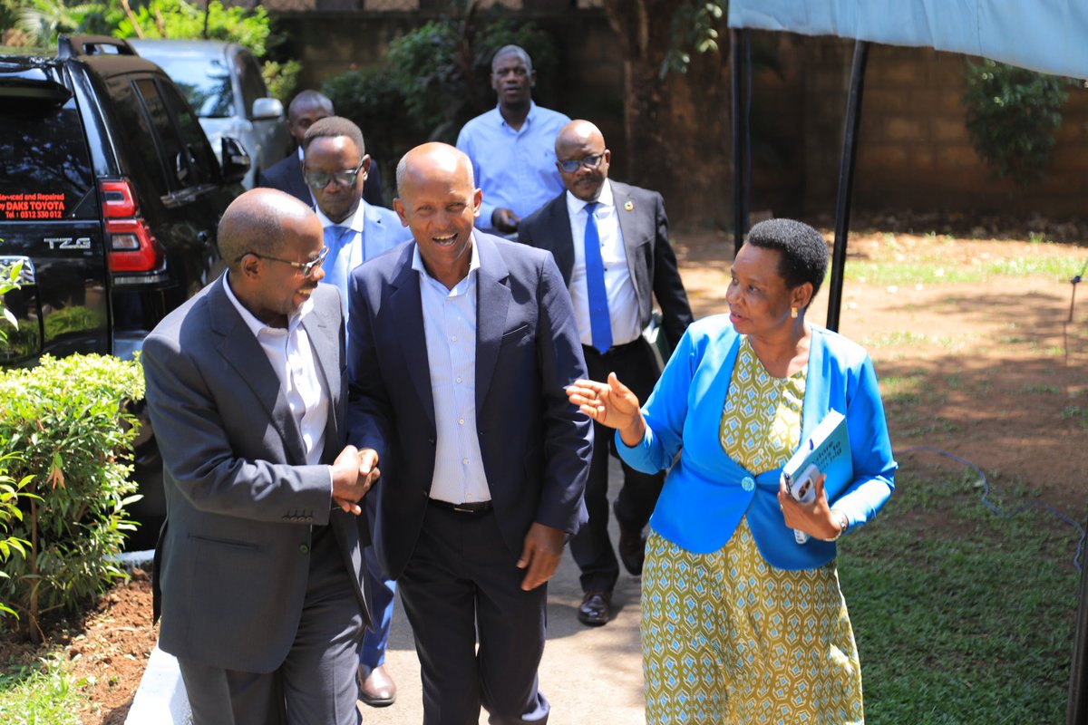 ShieldInvestors's tweet image. This afternoon, the Head of Unit, Col. @edthnaka, had an interactive meeting with Investors Hajji Omar Ahmed Mandela proprietor of Mandela Group of Companies, Ibrahim M. Fred – Director @GETWELLPHARMACY and the Directors @KCCAug, Engineering and TechnicalServices, Eng. Justus…