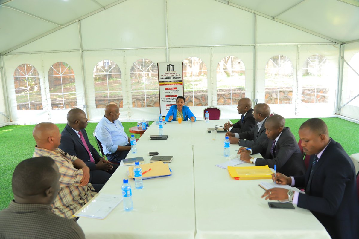 ShieldInvestors's tweet image. This afternoon, the Head of Unit, Col. @edthnaka, had an interactive meeting with Investors Hajji Omar Ahmed Mandela proprietor of Mandela Group of Companies, Ibrahim M. Fred – Director @GETWELLPHARMACY and the Directors @KCCAug, Engineering and TechnicalServices, Eng. Justus…