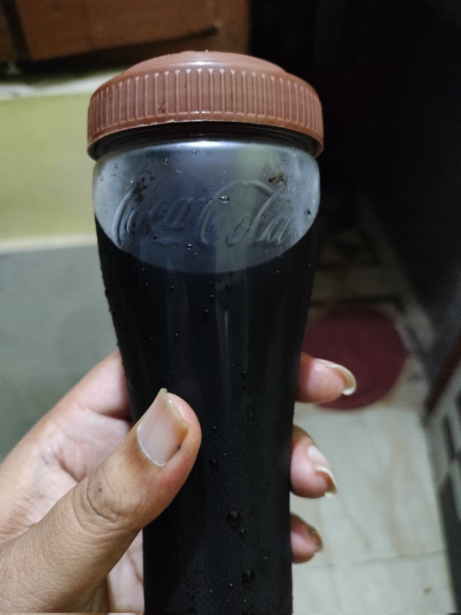 मैं हर जगह हूँ ,पर कहीं नहीं।

मैं हर बात सुनता हूँ ,पर कोई मेरी नहीं सुनता।

मैं हँसता हूँ ,पर मेरी हँसी में अब ध्वनि नहीं बची।