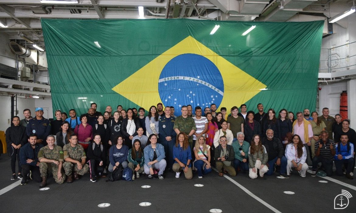 #AgênciaMarinha | NDM “Bahia” apoia Curso de Cobertura Jornalística em Área de Combate e em Emergências. Jornalistas tiveram a oportunidade de conhecer de perto a vida a bordo.

➡️ Saiba mais: agencia.marinha.mil.br/especial/ndm-b…