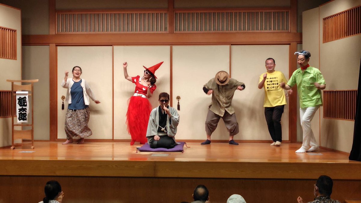 池袋演芸場トリ、桃太郎今日のツイスト風景。お客様の手拍子がすごくて、私の歌が聞こえないくらいでした。お客様ありがとうございました♪
あと２日間です。ダンサーの皆様もありがとうございました♪