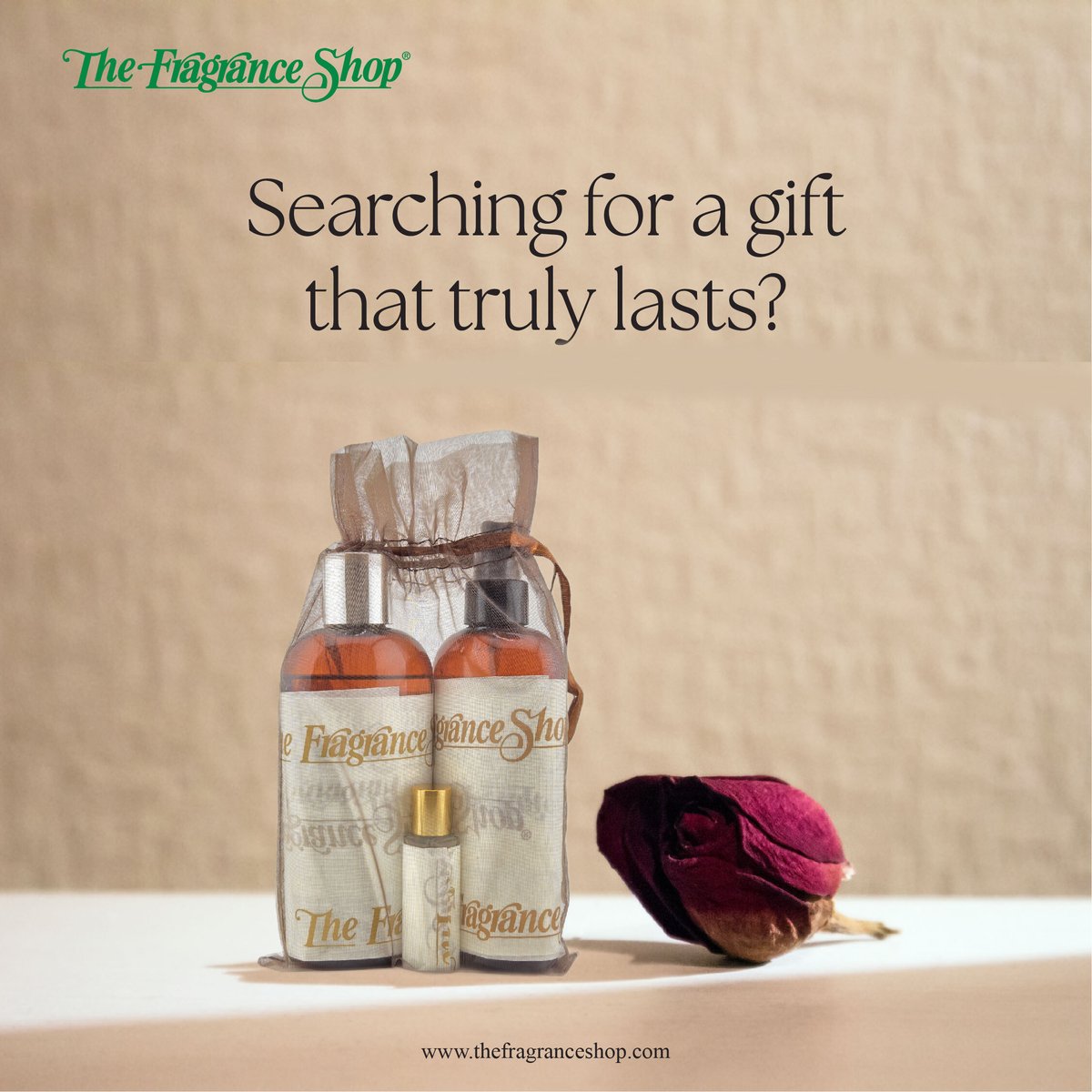 TFSBDL's tweet image. Give the unique gift of a personalized aroma with our pure perfume oils. 

Perfect for any occasion, our scents offer a thoughtful, long-lasting memory without the alcohol.

Find the perfect thoughtful gift: thefragranceshop.com

#giftideas #perfumegifts #fragranceoil