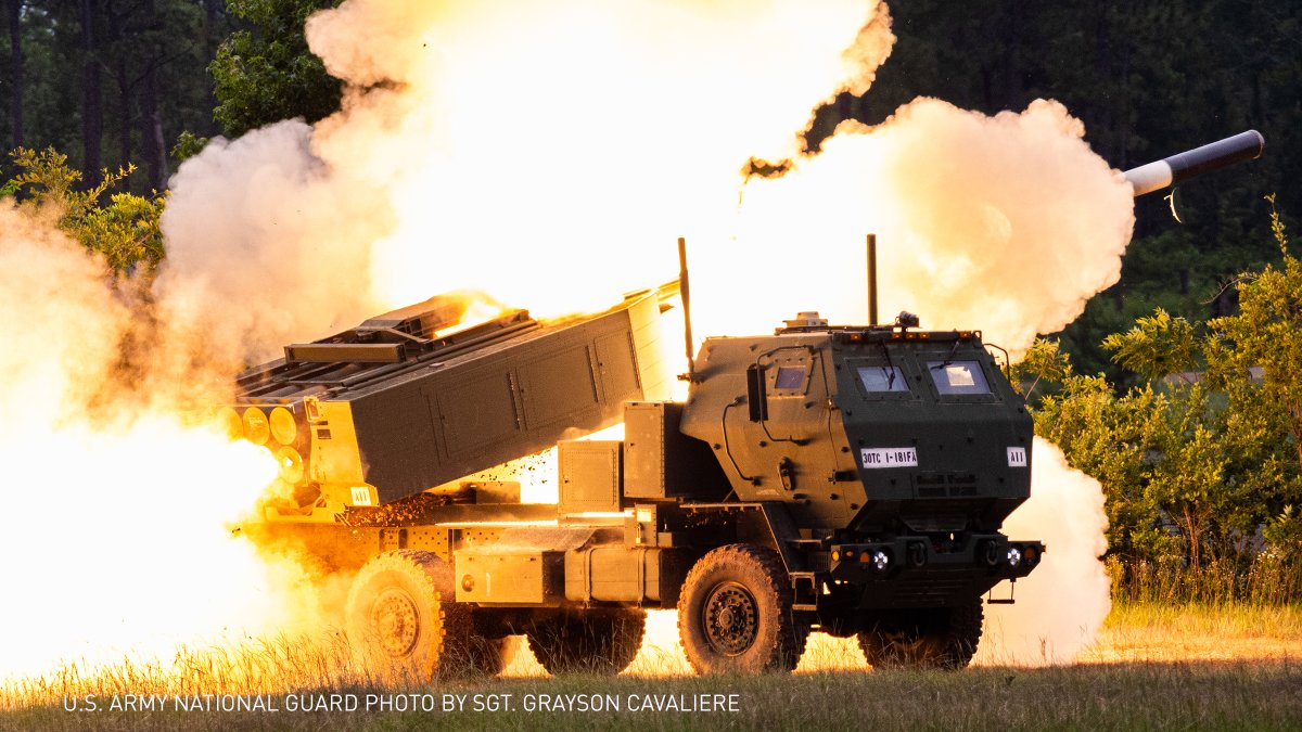 LockheedMartin's tweet image. From road to ready, HIMARS doesn't wait. Swipe to launch. ➡️👀