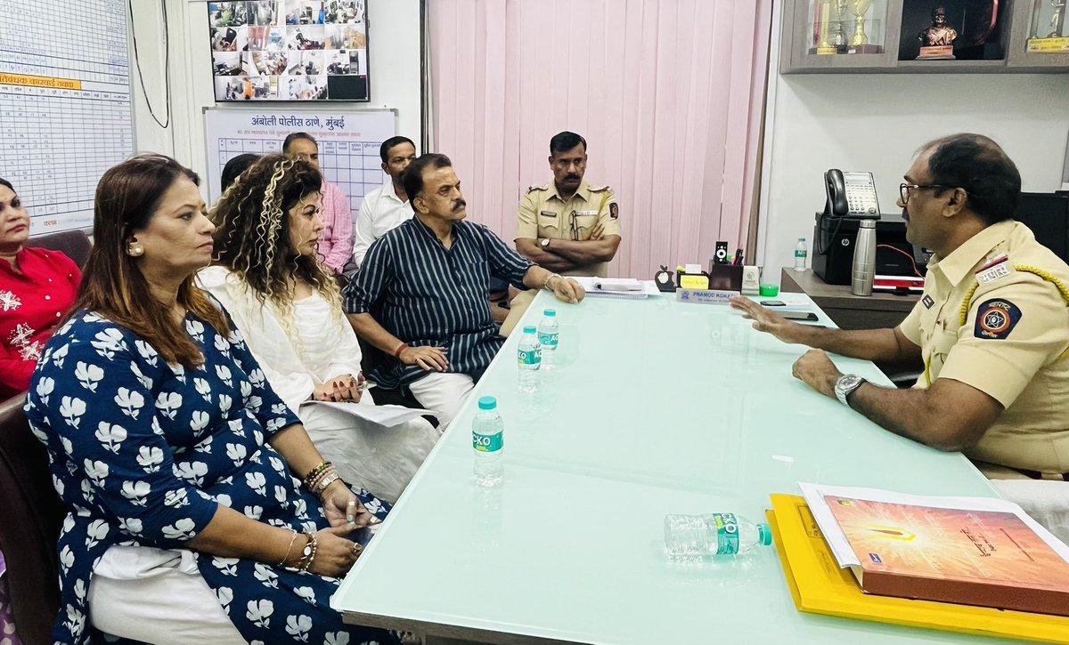Sanjay Nirupam (@sanjaynirupam) on Twitter photo рдорд░рд╛рдареА рднрд╛рд╖рд┐рдХ рдорд╣рд┐рд▓рд╛ рд░рд╛рдЬрд╢реНрд░реА рдореЛрд░реЗ рдХреЛ рдиреНрдпрд╛рдп рджрд┐рд▓рд╛рдиреЗ рдХреЗ рд▓рд┐рдП рдЖрдЬ рдЕрдВрдмреЛрд▓реА рдкреБрд▓рд┐рд╕ рд╕реНрдЯреЗрд╢рди рдореЗрдВред
рднрд╛рд░рддреАрдп рдиреНрдпрд╛рдп рд╕рдВрд╣рд┐рддрд╛ рдХреЗ рд╡рд┐рджреНрдпрдорд╛рди рдкреНрд░рд╛рд╡рдзрд╛рдиреЛрдВ рдХрд╛ рд╣рд╡рд╛рд▓рд╛ рджреЗрдХрд░ рдкреБрд▓рд┐рд╕рд╡рд╛рд▓реЗ рдЖрд░реЛрдкрд┐рдпреЛрдВ рдХреЛ рдЧрд┐рд░рдлрд╝реНрддрд╛рд░ рдирд╣реАрдВ рдХрд░ рдкрд╛рдирд╛ рдЕрдкрдиреА рдордЬрдмреВрд░реА рдмрддрд╛ рд░рд╣реЗ рд╣реИрдВред
рдпреЗ рдХреИрд╕реА рдордЬрдмреВрд░реА рд╣реИ ?
рдбреНрд░рдВрдХреЗрди рдбреНрд░рд╛рдЗрд╡рд┐рдВрдЧ,рдорд╣рд┐рд▓рд╛ рдХреЗ рд╕рд╛рде рдЧрд╛рд▓реА-рдЧрд▓реМрдЬ,рднрд╛рд╖рд╛ рдХреЗ рдорд░рд╛рдареА рднрд╛рд╖рд┐рдХ рдорд╣рд┐рд▓рд╛ рд░рд╛рдЬрд╢реНрд░реА рдореЛрд░реЗ рдХреЛ рдиреНрдпрд╛рдп рджрд┐рд▓рд╛рдиреЗ рдХреЗ рд▓рд┐рдП рдЖрдЬ рдЕрдВрдмреЛрд▓реА рдкреБрд▓рд┐рд╕ рд╕реНрдЯреЗрд╢рди рдореЗрдВред
рднрд╛рд░рддреАрдп рдиреНрдпрд╛рдп рд╕рдВрд╣рд┐рддрд╛ рдХреЗ рд╡рд┐рджреНрдпрдорд╛рди рдкреНрд░рд╛рд╡рдзрд╛рдиреЛрдВ рдХрд╛ рд╣рд╡рд╛рд▓рд╛ рджреЗрдХрд░ рдкреБрд▓рд┐рд╕рд╡рд╛рд▓реЗ рдЖрд░реЛрдкрд┐рдпреЛрдВ рдХреЛ рдЧрд┐рд░рдлрд╝реНрддрд╛рд░ рдирд╣реАрдВ рдХрд░ рдкрд╛рдирд╛ рдЕрдкрдиреА рдордЬрдмреВрд░реА рдмрддрд╛ рд░рд╣реЗ рд╣реИрдВред
рдпреЗ рдХреИрд╕реА рдордЬрдмреВрд░реА рд╣реИ ?
рдбреНрд░рдВрдХреЗрди рдбреНрд░рд╛рдЗрд╡рд┐рдВрдЧ,рдорд╣рд┐рд▓рд╛ рдХреЗ рд╕рд╛рде рдЧрд╛рд▓реА-рдЧрд▓реМрдЬ,рднрд╛рд╖рд╛ рдХреЗ
