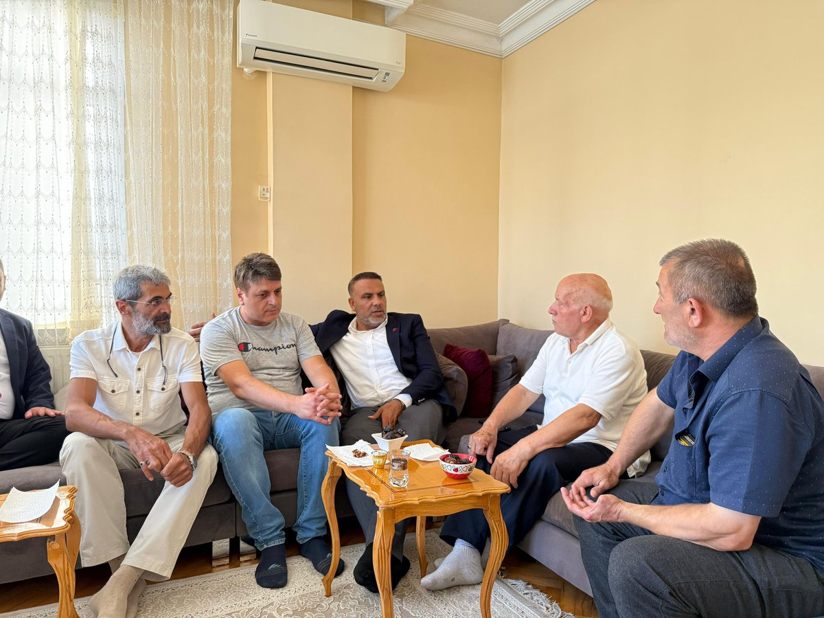 📍Sırasöğütler Mahallesi

Geçtiğimiz günlerde hacılık vazifesini yerine getiren Fuat Yoltay’ı hanesinde;

İlçe yönetim kurulu üyelerimiz, mahalle başkanımız Ahmet Çakır ve yönetimi ile birlikte ziyaret ettik.

Rabbim ibadetini kabul eylesin.