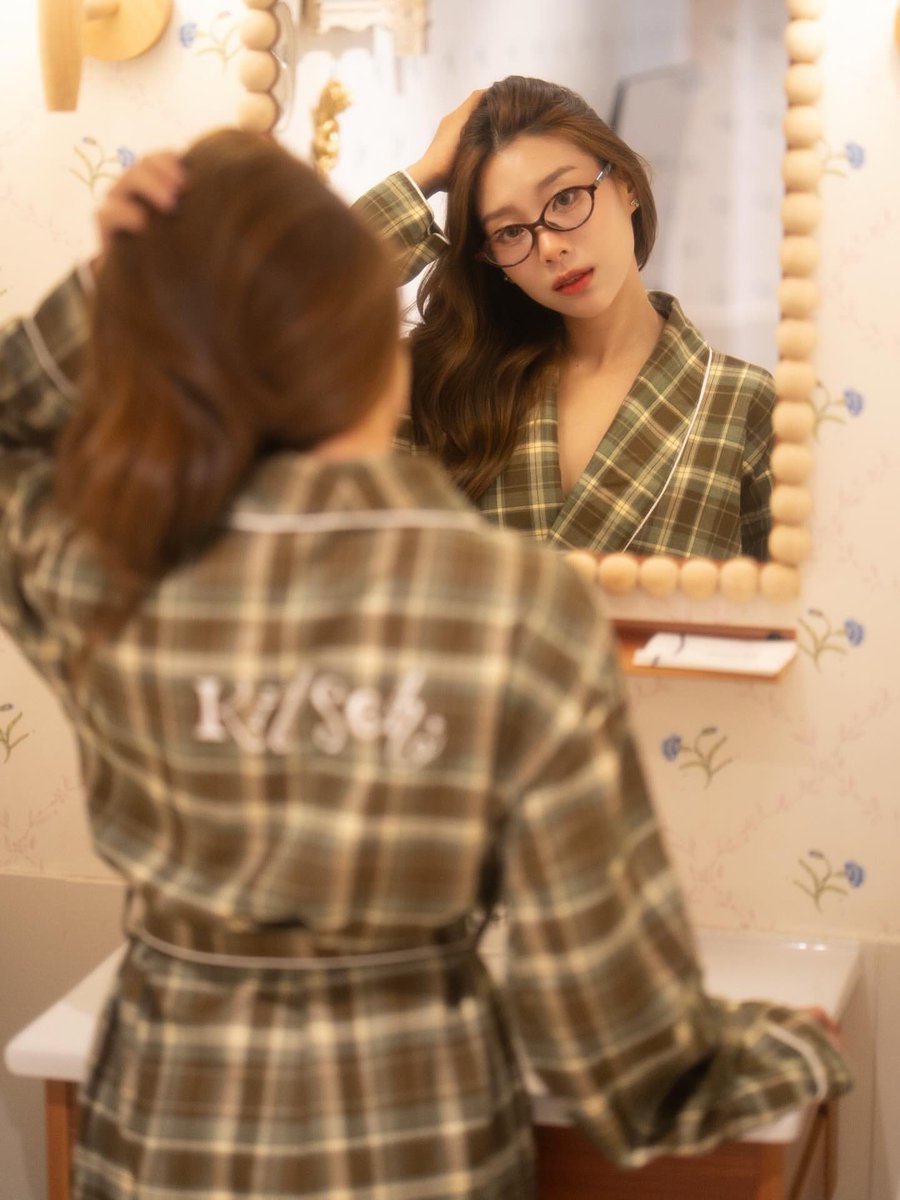 withKaewNatruja's tweet photo. ฮืออออ ใจคนเป็นแม่ น้องลูกแก้วไปถ่ายรูปที่โรงแรม Kitsch Hotel มาค่ะ คนสวย โรงแรมสวย สวยไปหมด วิชวลมาก ถ้าฝันเห็นนางฟ้าแบบนี้ก็ไม่อยากตื่นอีกเลย ขอนอนฝันทั้งวัน สวยอะไรขนาดนั้นน้อ กล้องถ่ายติดนางฟ้าด้วยอะ เทคโนโลยีสมัยนี้พัฒนามากจริง ๆ 🪽

#KaewNatruja #KitschHotel https://t.co/c5itecvqML