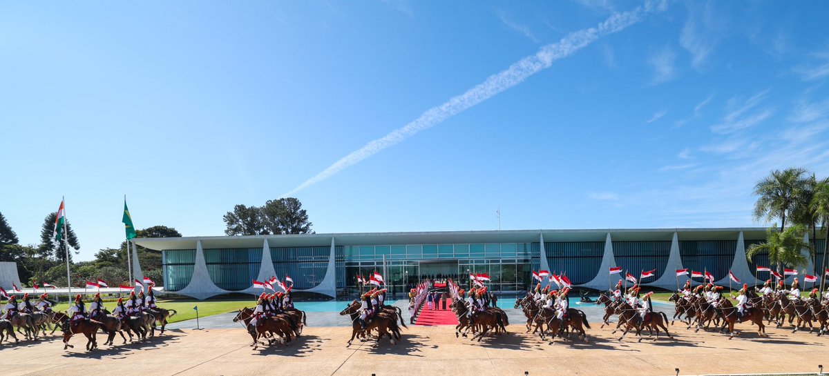 🇮🇳🤝🇧🇷 Broadening the horizons of the Strategic Partnership

Prime Minister <a href="/narendramodi/">Narendra Modi</a> warmly received by President <a href="/LulaOficial/">Lula</a> and First Lady <a href="/JanjaLula/">Janja Lula Silva</a> at the Alvorada Palace with a guard of honour &amp; ceremonial welcome