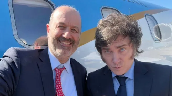 matiaslongoni's tweet photo. Hoy Sturzenegger está exultante con sus decretos de último momento: Cocorito, con la motosierra a fondo, promete en los canales de TV corregir un montón de distorsiones que encontró el gobierno en muchas reparticiones públicas. No hay denuncia judicial, pero es la excusa genial para tomar el control de todo. 

¿Pero qué pasa cuando Sturzenegger interviene en algunas áreas sin criterio técnico, imponiendo solo sus jinetas y actuando en base a favoritismos?
La realidad hoy mismo nos está dando varias muestras del resultado que pueden tener estas intervenciones. 

Va hilo: