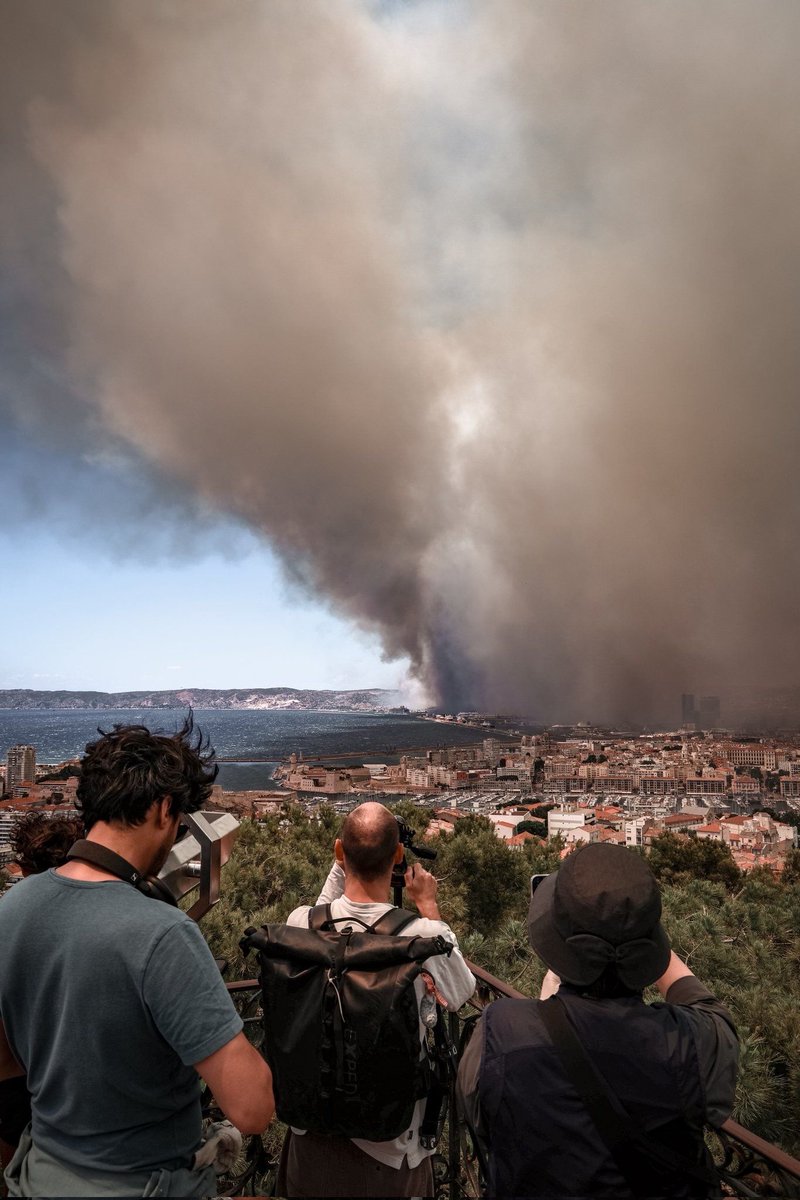 Le feu de Marseille résumé en une seule image....

Le feu a atteint l'Estaque et poursuit sa course vers la mer à présent...

Plus de 350Ha ont brûlés au dernier pointage.

Image : Twitter