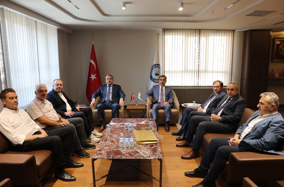 Birleşik Kamu-İş Konfederasyonunun Genel Başkanı Orhan Yıldırım ve değerli yöneticileri, 8. Dönem Toplu Sözleşme Görüşmeleri öncesinde Konfederasyonumuzu ziyaret etti. 

Bu nazik ziyaret vesilesiyle, kamu görevlilerinin çalışma hayatına dair güncel sorunlarını, beklentilerini ve