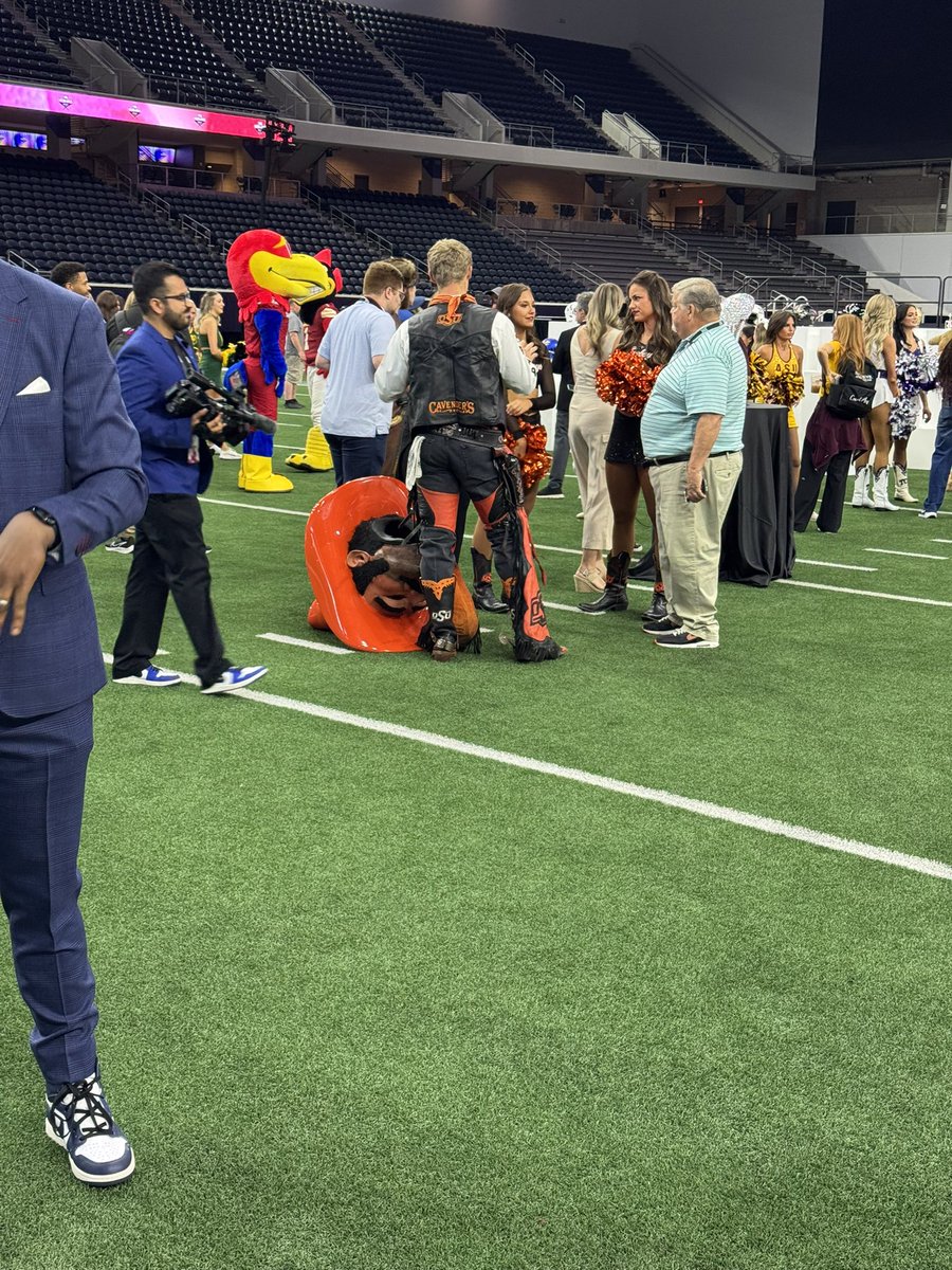 Bad mascotting by Pistol Pete