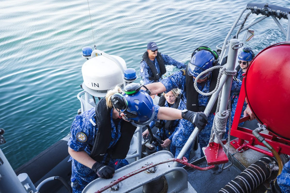Tientallen leerlingen van de Navy Academy (NAC) versterken deze zomer hun vaardigheden op zee tijdens de jaarlijkse NAC Summer Campaign. Onder hen bevinden zich toekomstige onderofficieren dek, techniekers en navigatieofficieren beldefnews.mil.be/toekomstig-mar…
