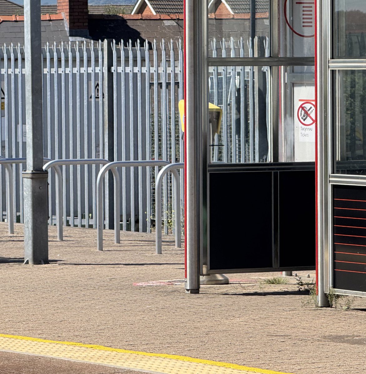 Hello <a href="/tfwrail/">Trafnidiaeth Cymru Trenau Transport for Wales Rail</a>! Can we please have some reminders / signs on the way out of stations to tap out when the tap out machine isn’t visible behind furniture / crowds? Yes I did forget to tap out earlier. But in my defence this wasn’t visible on my way out!

Hidden!