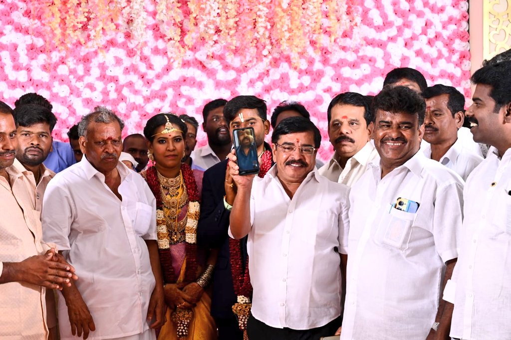 SimbuPrakash_'s tweet photo. @SilambarasanTR_ அண்ணனின் ரசிகர் நற்பணி மன்றத்தின் அகில இந்திய தலைவர் அண்ணன் @TesingVasu அவர்கள்,
கிருஷ்ணகிரி மாவட்டம் ஆர். சி. #மதன் அவர்களின் இல்ல திருமண விழாவில் கலந்து கொண்டு தனது வாழ்த்துகளை தெரிவித்தார்.
#SilambarasanTR
#STRFansClub
#STRFamily
#STR49
@STRonWarriors https://t.co/yoqL5jkLrF