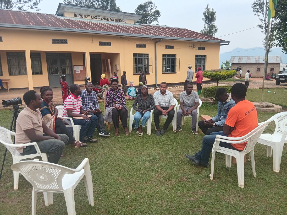 niyotwizeye12's tweet photo. Uyu munsi mu murenge wacu wa @Hindiro twacyiriye intuma zivuye mu @UrunanaDC mu igikorwa cya @Rangurura batwigisha uburyo bwo gukoresha neza Social Media kubutumwa twahawe nu muyobozi wa @UrunanaDC ko tugomba gukoresha izi mbuga mu ibikorwa byubaka
@UrunanaDC 
@NgororeroDistr https://t.co/D21rO3sCXY