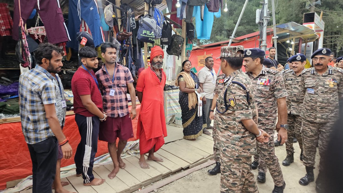 श्री अमरनाथ जी यात्रा मार्ग पर निरीक्षण के दौरान DG #CRPF श्री <a href="/gpsinghips/">GP Singh</a> ने तीर्थयात्रियों से मुलाकात कर उनका कुशलक्षेम पूछा। उन्होंने यात्रा के दौरान श्रद्धालुओं को मुहैया कराई गई सुविधाओं व सुरक्षा व्यवस्था को लेकर उनके अनुभवों एवं सुझावों को जानने का प्रयास किया। 

यात्रियों