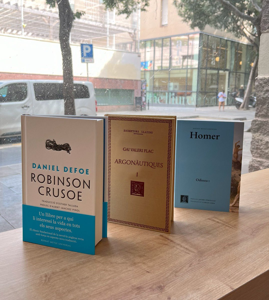 L’estiu és un bon moment per anar-se’n de viatge, per descobrir món. I gràcies als llibres això ho podem fer des de la platja, la muntanya o el sofà de casa. Per això, pel #RepteClàssics de juliol us proposem tres clàssics plens de viatges, d’aventura i d’esperit d’exploració!⛵