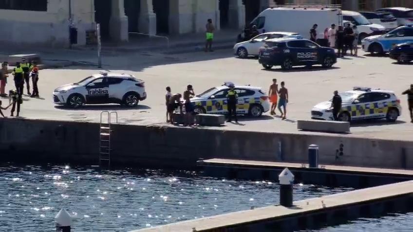 AutPortValencia's tweet image. 🚫 No sabies que està prohibit banyar-se en la dàrsena històrica del Port de València?
📍 En una operació conjunta, Policia Nacional, Guàrdia Civil i Policia Portuària van identificar a 12 jóvens. Tots proposats per a sanció (entre 120 € i 150 €)
⚠️No et banyes en esta zona.