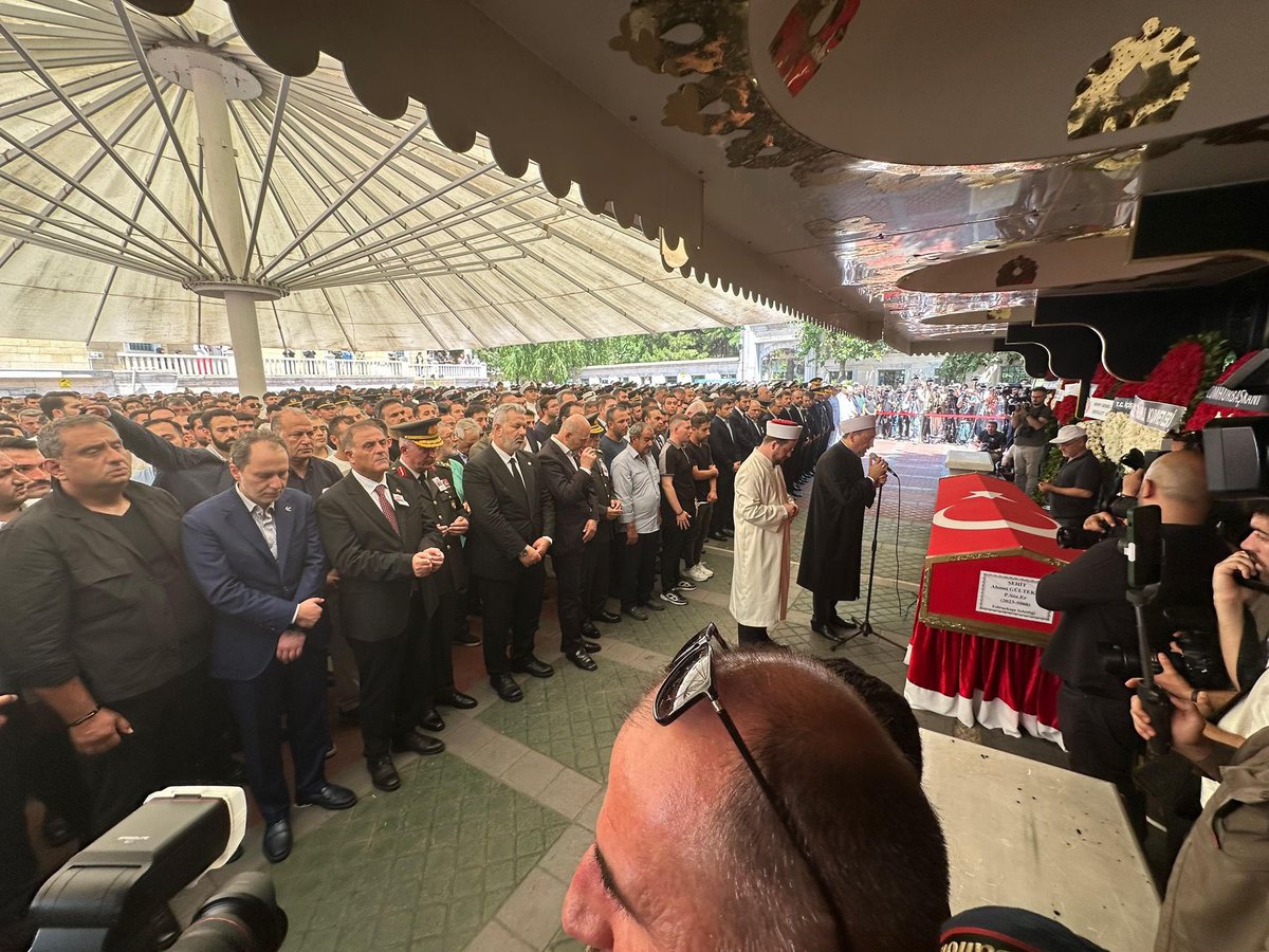 Şehidimiz akrabamız Ahmet Gültekin kardeşimizi son yolculuğuna uğurladık. Uğrunda can verdiğiniz bu vatan, bu millet sizlere minnettardır. Mekanları cennet, makamları âli olsun.inşallah#Şehit Ahmet gültekin#
