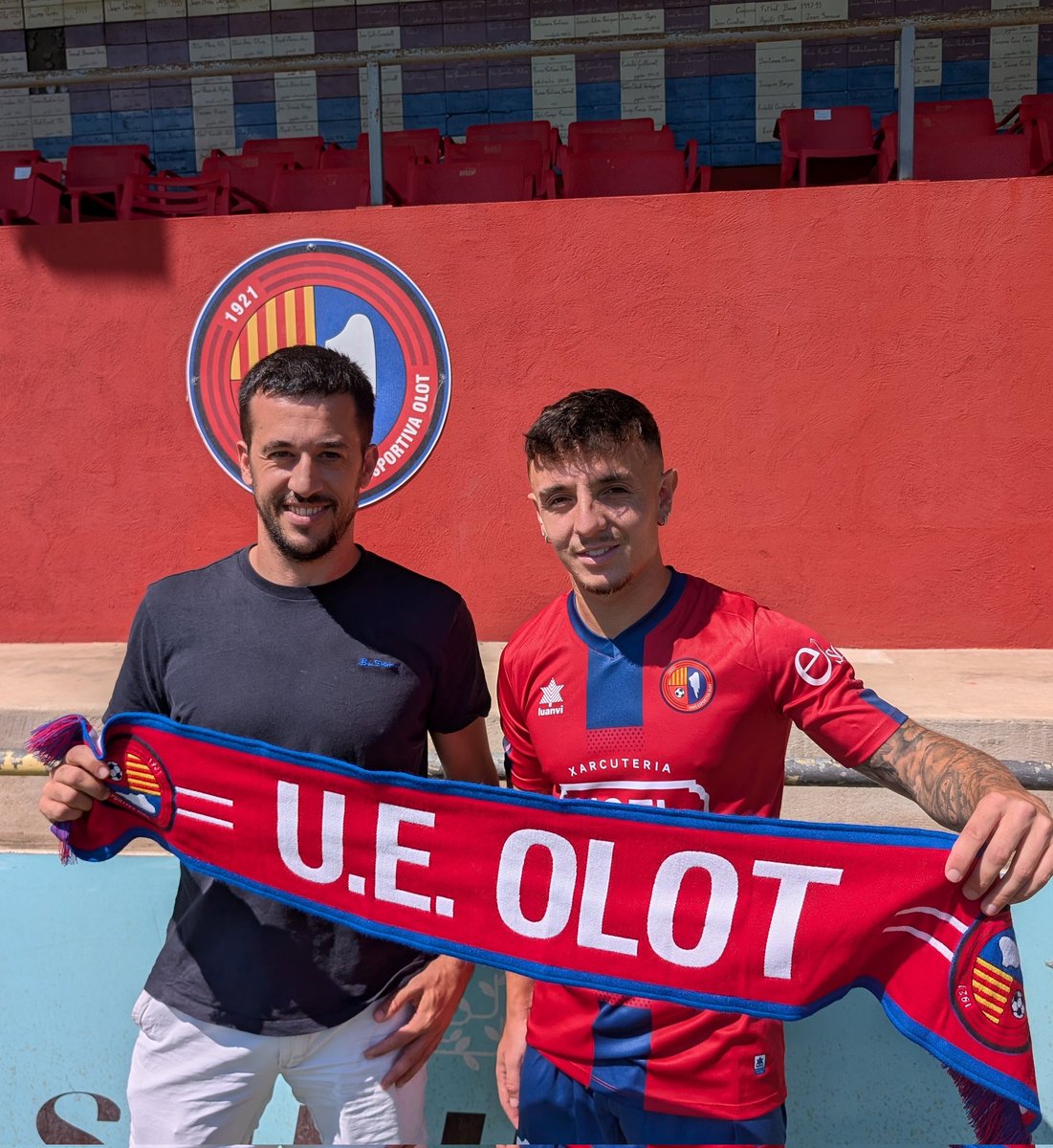 Unió Esportiva Olot (@ueo1921) on Twitter photo 🎙️🗣️
"En <a href="/MaffeoVictor/">Victor Maffeo</a> és un jugador de molt recorregut amb un físic espectacular"
"És molt agressiu, disciplinat i arriba amb motivació i ganes de crèixer"
"En breu tancarem més fitxatges per reforçar la resta de posicions i començar a treballar"
#BenvingutMaffeo #2RFEF3 🎙️🗣️
"En <a href="/MaffeoVictor/">Victor Maffeo</a> és un jugador de molt recorregut amb un físic espectacular"
"És molt agressiu, disciplinat i arriba amb motivació i ganes de crèixer"
"En breu tancarem més fitxatges per reforçar la resta de posicions i començar a treballar"
#BenvingutMaffeo #2RFEF3