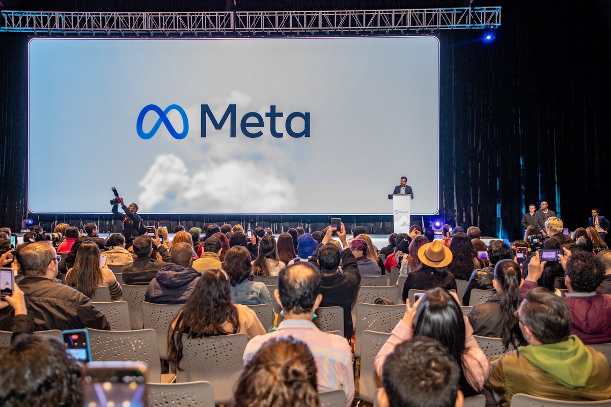 Bogota's tweet photo. Inicia oficialmente #MetaDayColombia 🤝
Cientos de emprendedores se forman hoy en herramientas de @Meta, inteligencia artificial y estrategia digital para sus negocios.
#AquíSíPasa En Bogotá, mi ciudad, mi casa, apostamos por una economía más fuerte y conectada. https://t.co/QV60Io6QuG