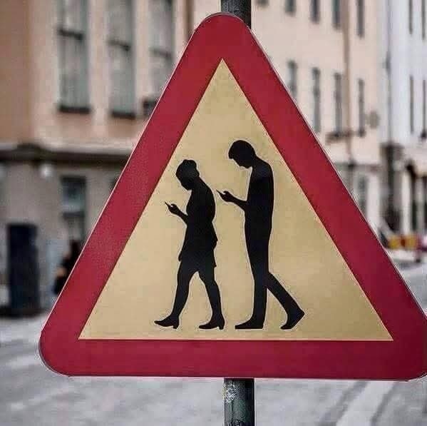 Yeni nesil trafik levhası:
"Yazışan yaya çıkabilir!"