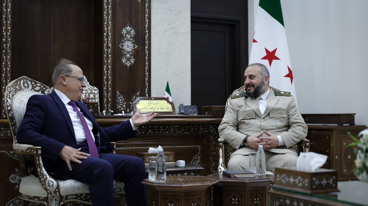 استقبل وزير الدفاع، اللواء المهندس مرهف أبو قُصرة في مكتبه بدمشق، وزير التعليم العالي الدكتور مروان الحلبي، وبحث الجانبان خلال اللقاء آليات الإيفاد الداخلي والخارجي لرفع الكفاءة العلمية، وتعزيز الاستفادة من الكوادر المؤهلة في وزارة التعليم العالي لصالح وزارة الدفاع.